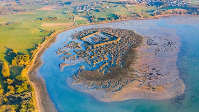 Camp viking de Saint-Suliac à marée basse