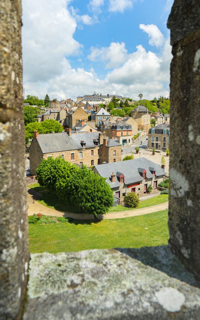 Vue sur la cité de Fougères depuis les remparts du château