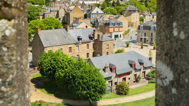 Vue sur la cité de Fougères depuis les remparts du château