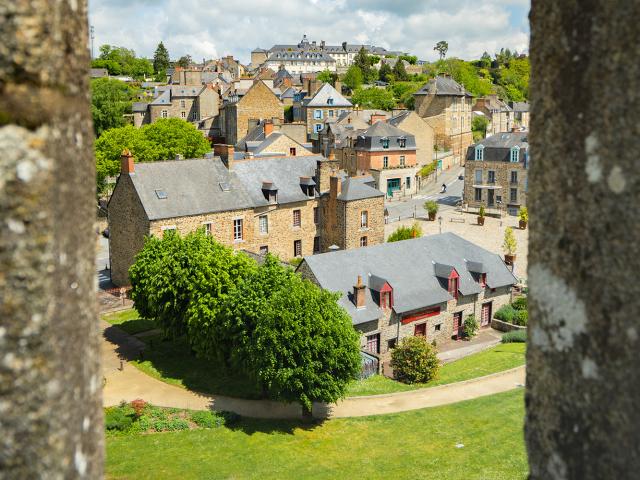 Vue sur la cité de Fougères depuis les remparts du château