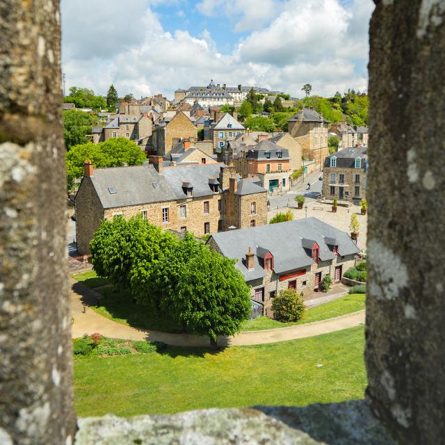 Vue sur la cité de Fougères depuis les remparts du château