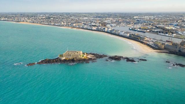 Vue aérienne du Fort National et de la plage du Sillon à Saint-Malo