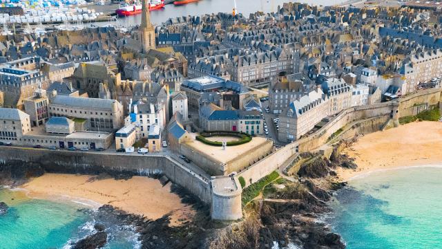 Vue aérienne de Saint-Malo intra-muros et du port