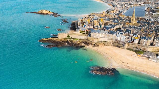 Vue aérienne de la plage de Bon Secours à Saint-Malo