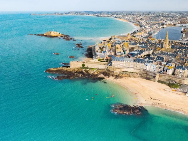 Vue aérienne de la plage de Bon Secours à Saint-Malo