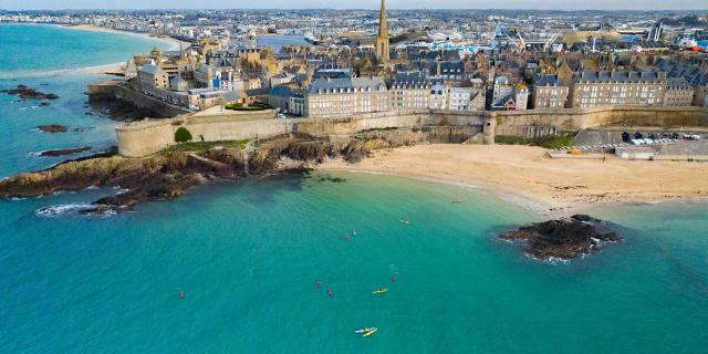 Vue aérienne de Saint-Malo, avec la plage de Bon-Secours au premier plan