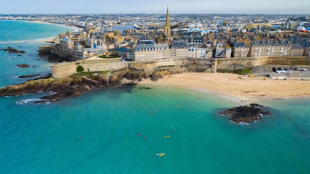 Vue aérienne de Saint-Malo, avec la plage de Bon-Secours au premier plan