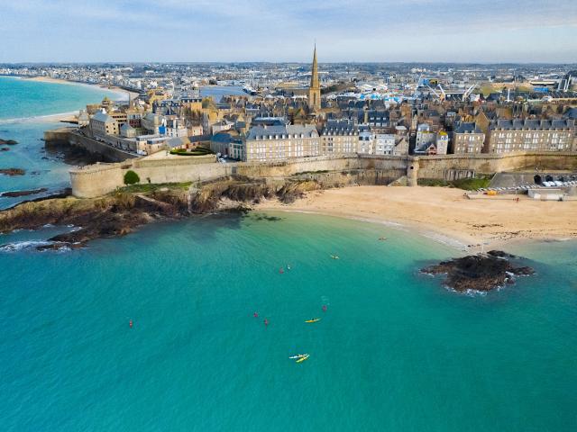 Vue aérienne de Saint-Malo, avec la plage de Bon-Secours au premier plan