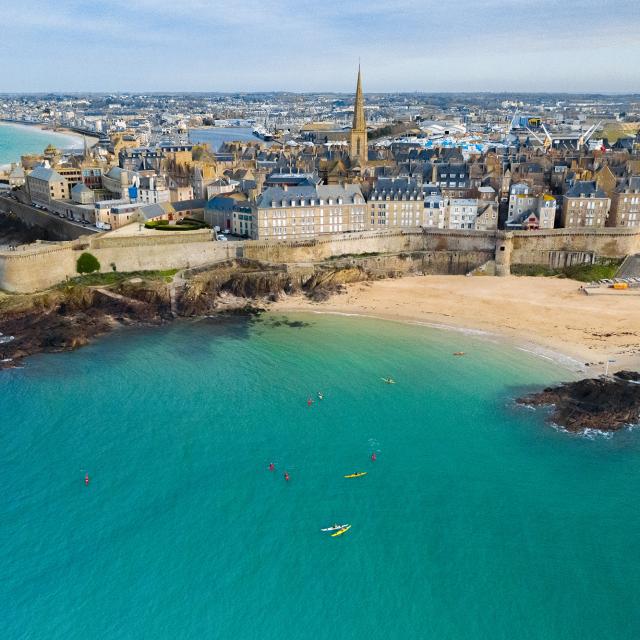 Vue aérienne de Saint-Malo, avec la plage de Bon-Secours au premier plan