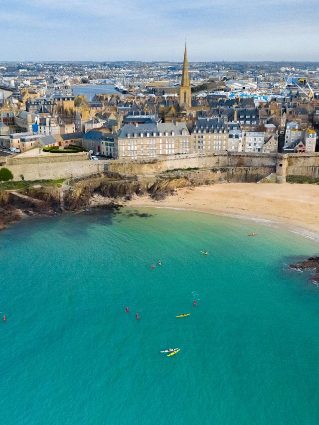 Vue aérienne de Saint-Malo, avec la plage de Bon-Secours au premier plan