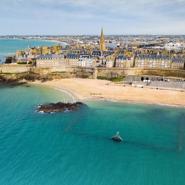 Vue panoramique de la plage de Bon Secours et de Saint-Malo