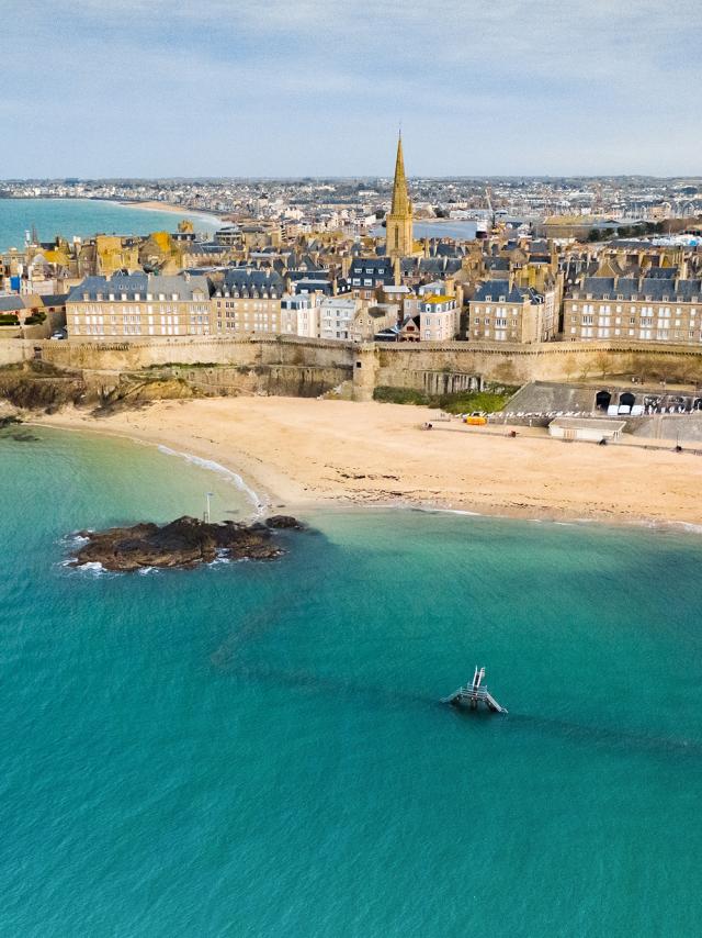 Vue panoramique de la plage de Bon Secours et de Saint-Malo