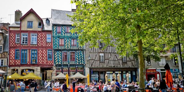 Maisons à pans de bois et terrasses, place Sainte-Anne à Rennes