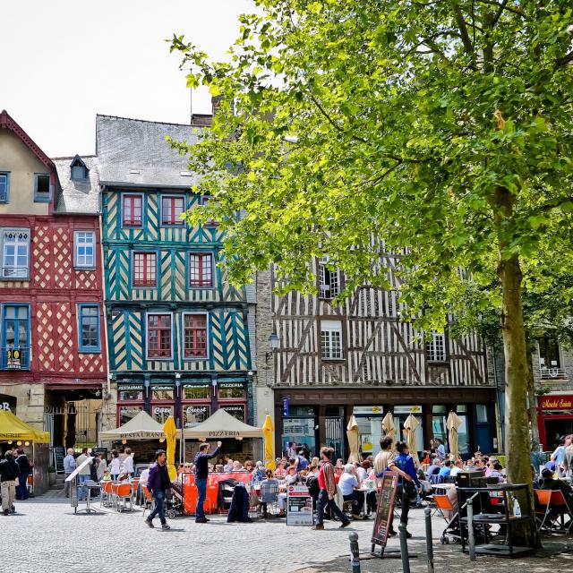 Maisons à pans de bois et terrasses, place Sainte-Anne à Rennes