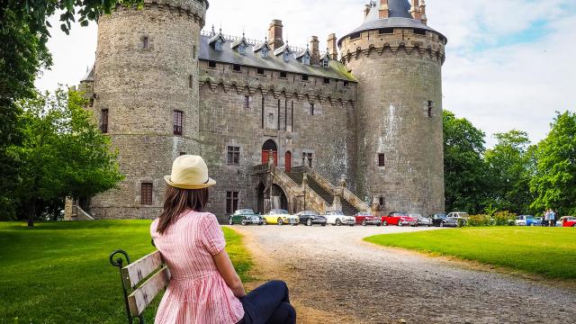 Rassemblement de voitures de collection au château de Combourg