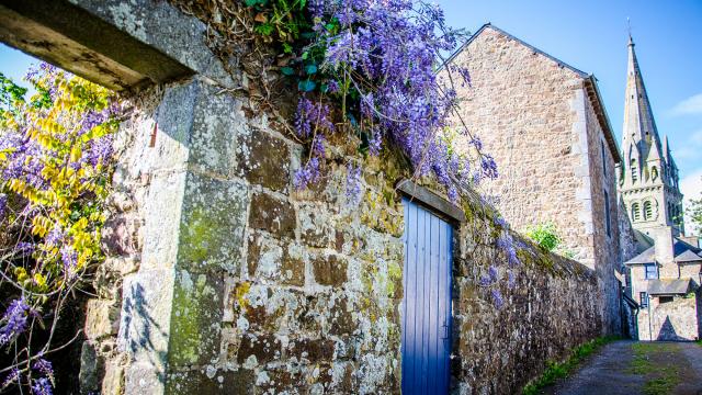 Ruelle fleurie à Bécherel, Petite Cité de Caractère en Ille et Vilaine