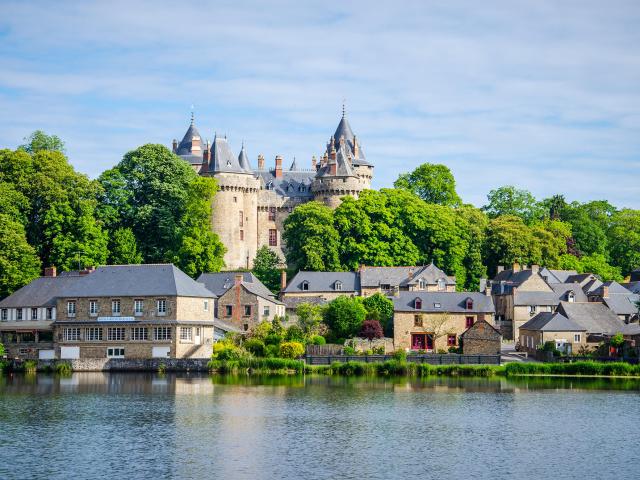 Le château de Combourg au bord du lac Tranquille