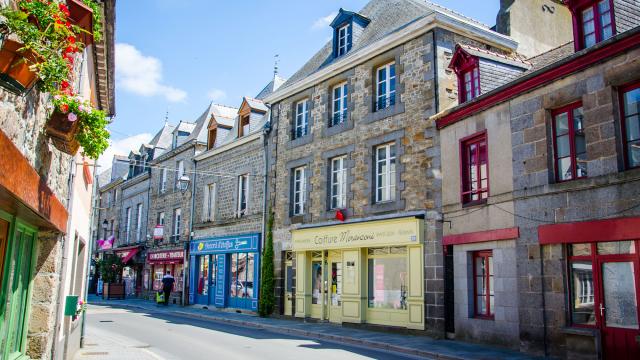 Rue colorée dans le centre de Combourg