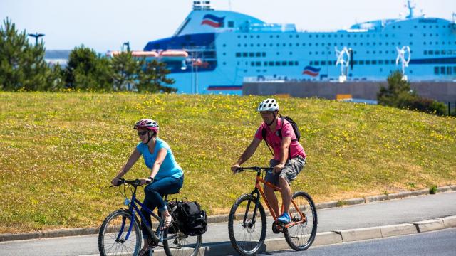 Navire de la Brittany Ferries dans le port de Saint-Malo