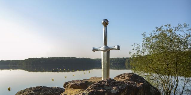 L’épée magique d’Excalibur plantée dans la roche à Trémelin en Brocéliande