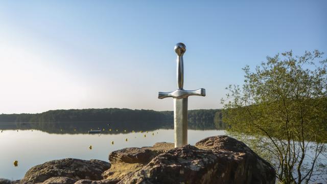 L’épée magique d’Excalibur plantée dans la roche à Trémelin en Brocéliande