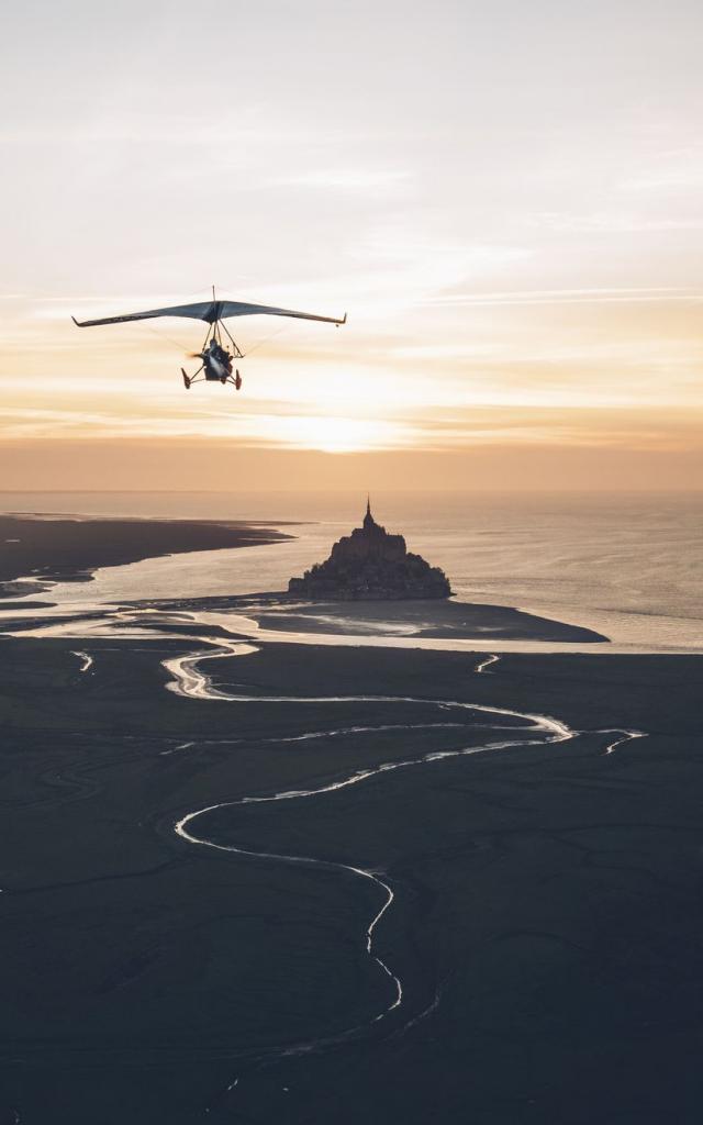 Survol de la baie du Mont-Saint-Michel en ULM