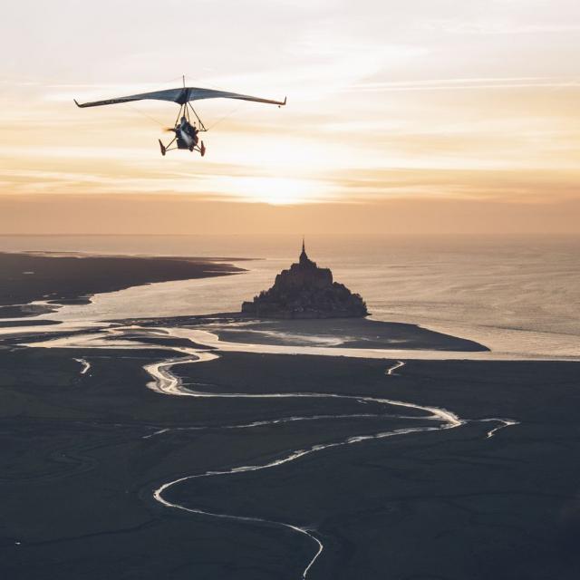 Survol de la baie du Mont-Saint-Michel en ULM