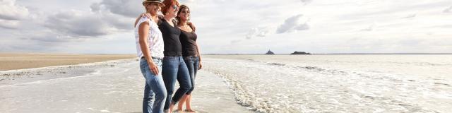 Les pieds dans l'eau dans la baie du Mont-Saint-Michel