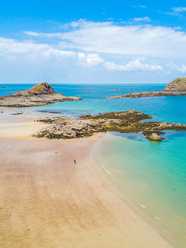 Plage de Saint-Coulomb sur la Côte d'Emeraude