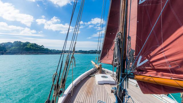 Balade corsaire sur la Côte d'Emeraude à bord d'un vieux gréement breton