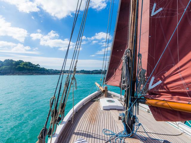 Balade corsaire sur la Côte d'Emeraude à bord d'un vieux gréement breton