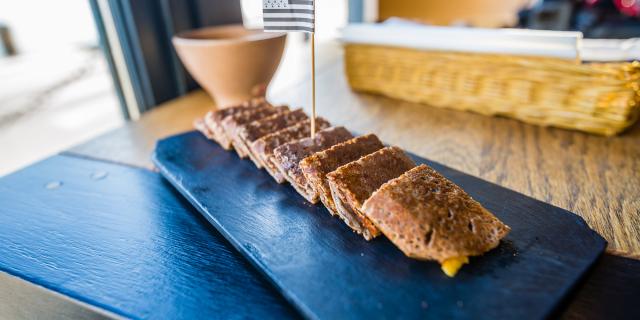 Présentation de galettes au Breizh Café