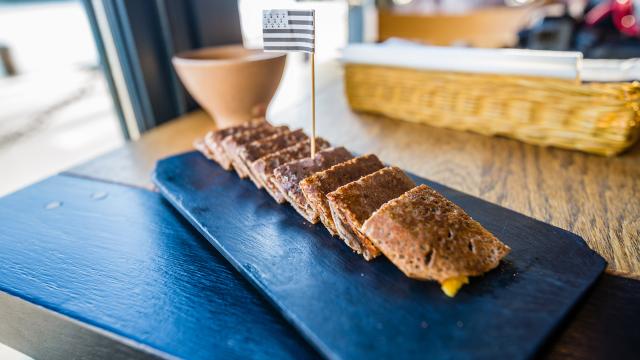 Présentation de galettes au Breizh Café