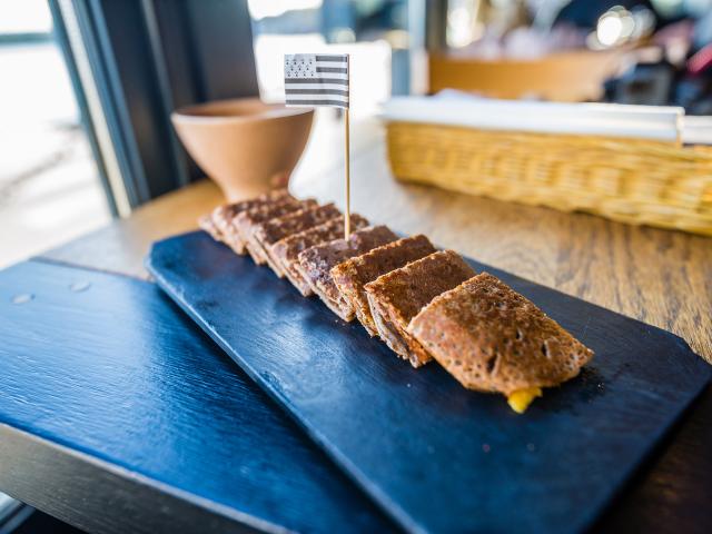 Présentation de galettes au Breizh Café