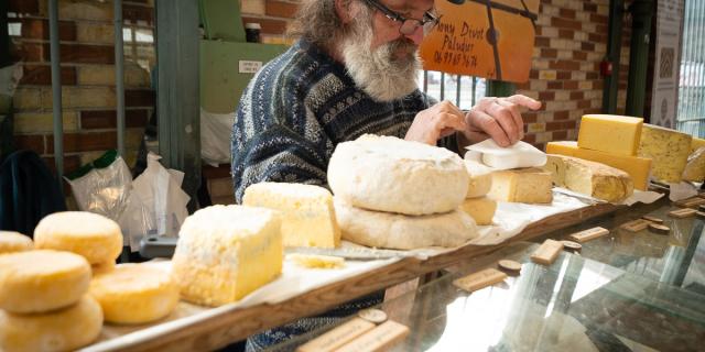 Fromager sur le marché des Lices à Rennes