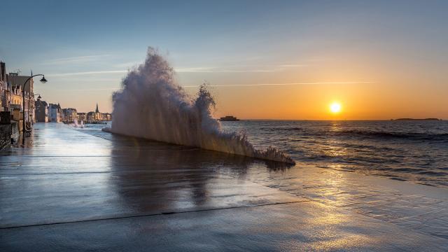 Coucher de soleil et grandes marées sur le Sillon à Saint-Malo