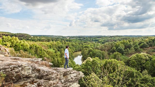 Sentier entre étang et rocher sur la vallée de la Vilaine