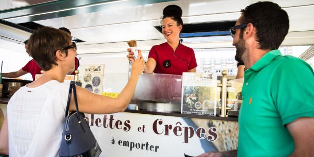 Déguster une galette-saucisse au marché de Rennes