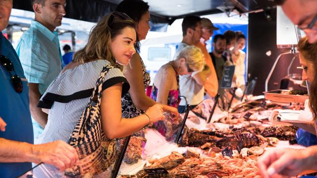 Étal de fruits de mer au marché de Rennes