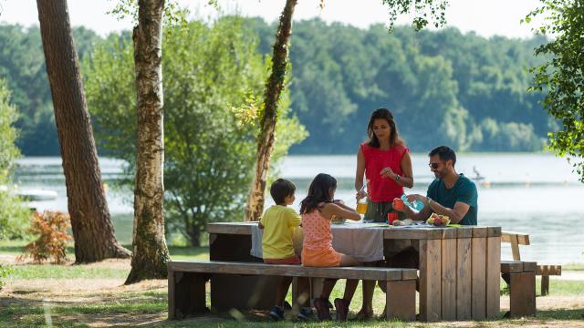 Pique-nique en famille à Trémelin, Iffendic