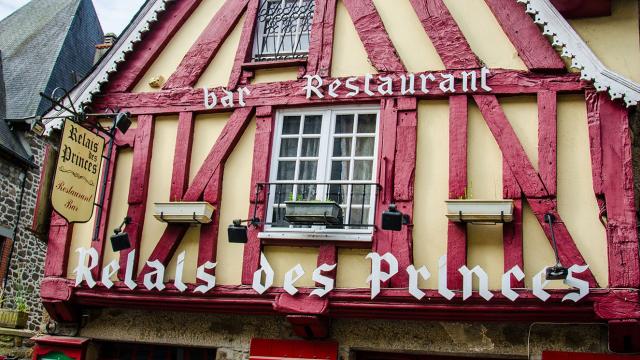 Façade à colombages du restaurant le relais des princes à Combourg