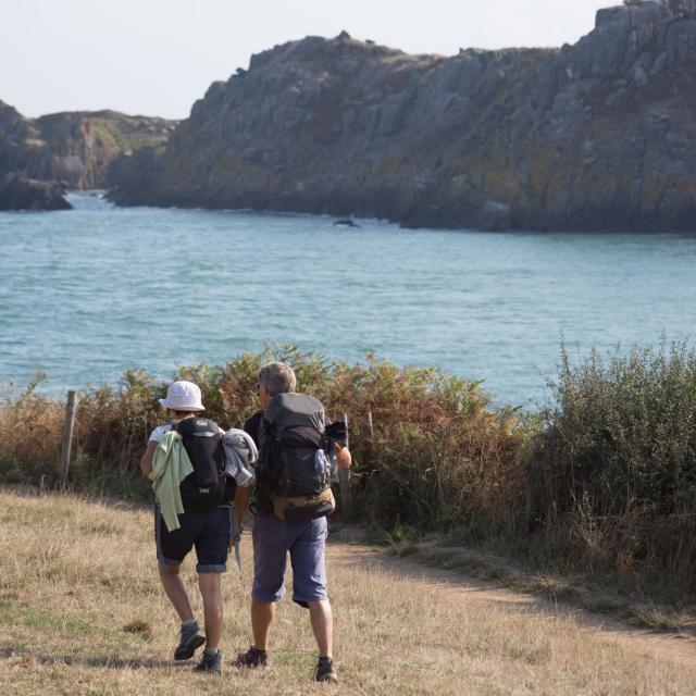 Randonneurs à la Pointe du Grouin, Cancale