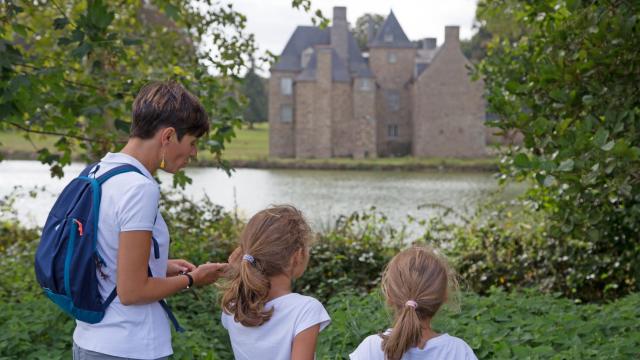 Géocaching devant le château de La Motte à Saint-Brice-en-Coglès