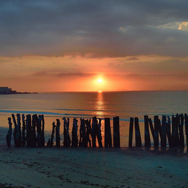 Coucher de soleil sur les brise lames de Saint-Malo