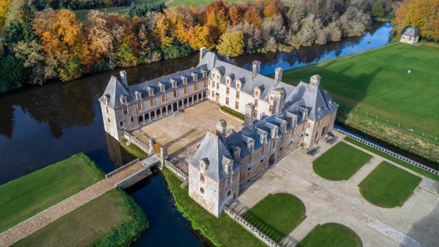 Château du Rocher Portail à Maen Roch vu du ciel