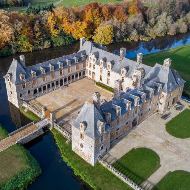 Château du Rocher Portail à Maen Roch vu du ciel