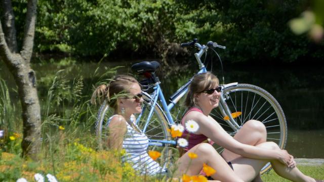 Pause lors d'une balade à vélo sur la Voie vertes à Guipel en Ille-et-Vilaine