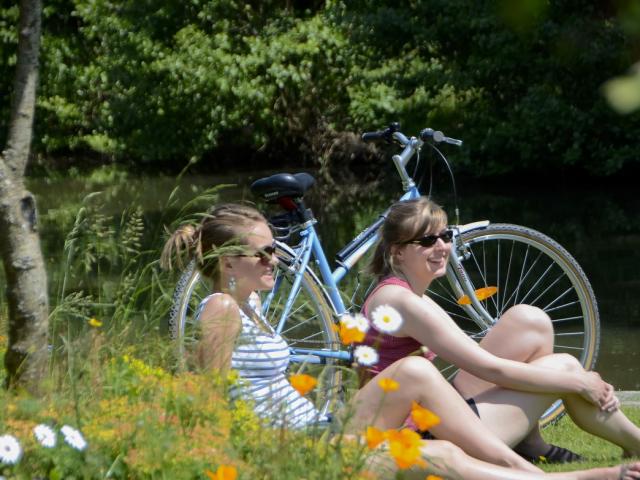 Pause lors d'une balade à vélo sur la Voie vertes à Guipel en Ille-et-Vilaine