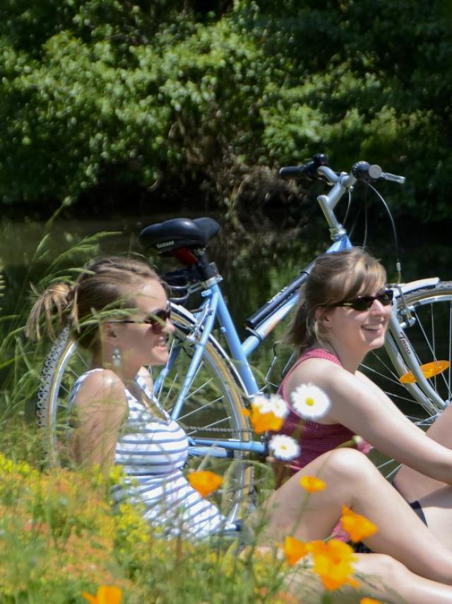 Pause lors d'une balade à vélo sur la Voie vertes à Guipel en Ille-et-Vilaine