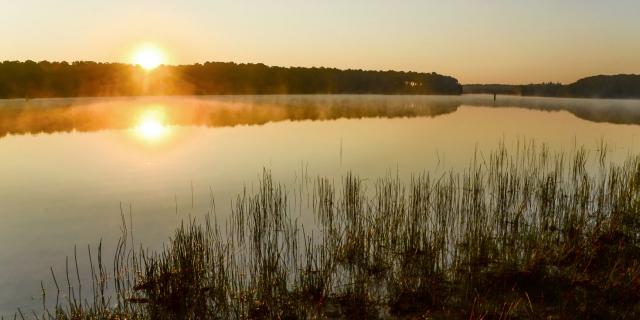 Coucher de soleil sur le lac de Trémelin à Iffendic